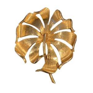 Vintage Mid Century Brushed Gold Plated Pinwheel Floral Brooch